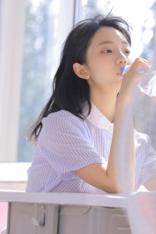 晚上情侣拔萝卜